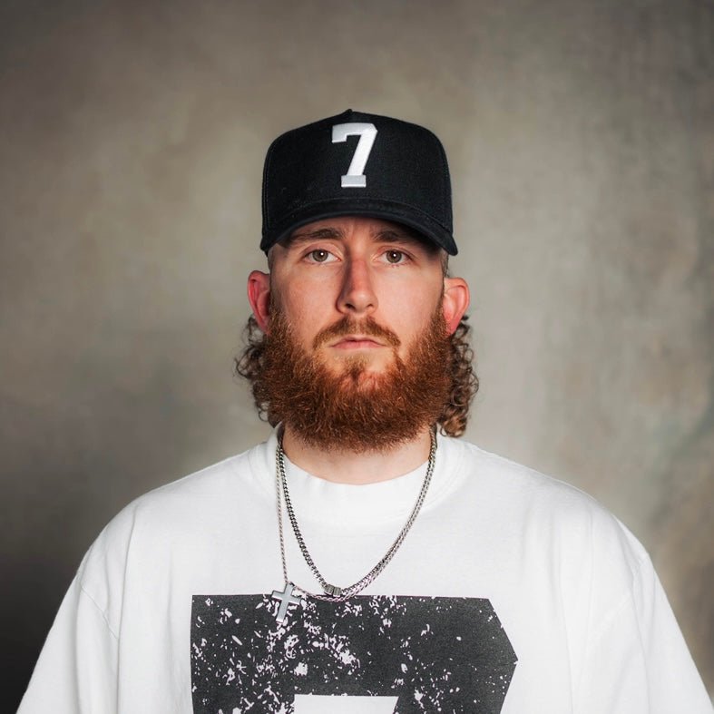 ‘7’ Premium SnapBack - Black/White